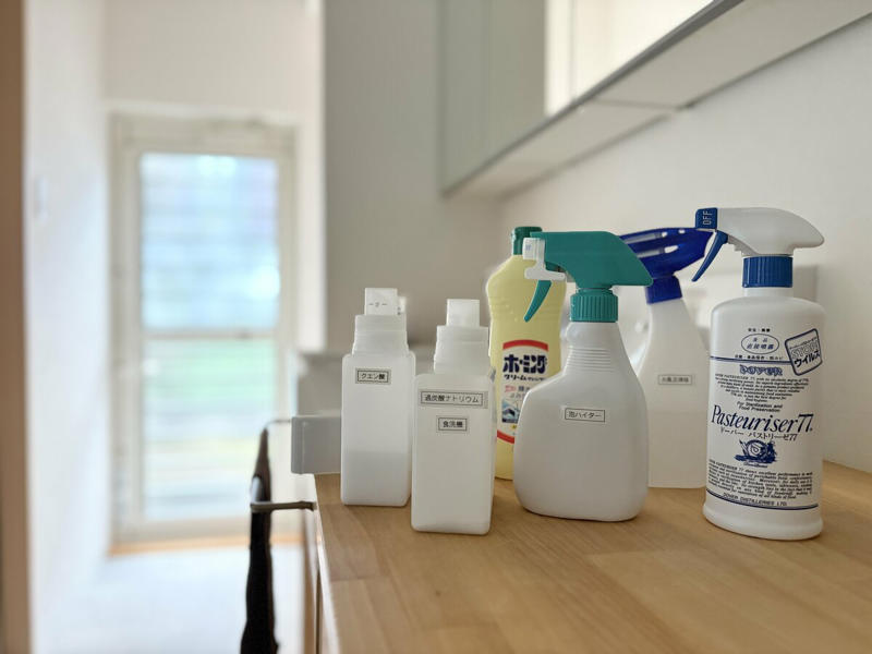1：掃除をラクにするため、ものは少なく・床置きしない, 2：お気に入りのほうきを「手に取りやすい場所に置く」, 3：洗顔後の「ついでふき掃除」で水回りのきれいを保つ, 4：汚れが軽いうちに、ちょこちょこ掃除を習慣化。洗剤や掃除道具を手放せた, 5：「やめられる掃除」はないか考える。障子はプラスチック製に