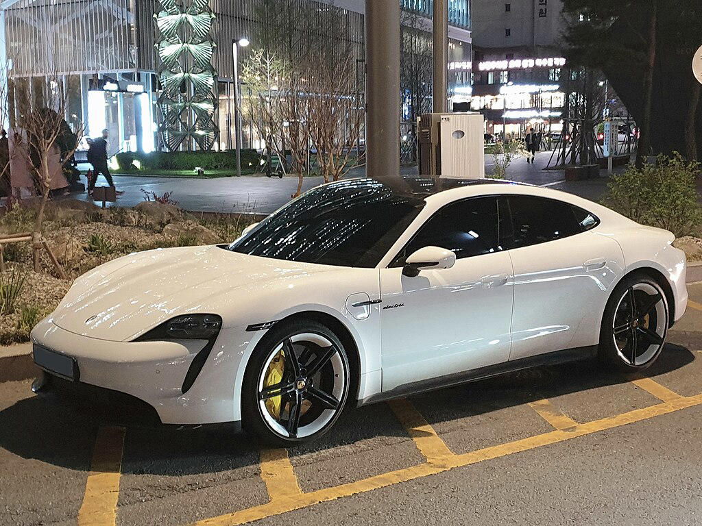 Lucid Air Sapphire , Mercedes-Benz EQS , BMW i7 , Porsche Taycan Turbo S , Rolls-Royce Spectre , Tesla Model S Plaid , Genesis Electrified G80 , Cadillac Celestiq , Mercedes-Benz EQE , Lotus Emeya , Jaguar I-PACE , Audi e-tron GT , Maserati GranTurismo Folgore , BMW i5 , Nio ET9