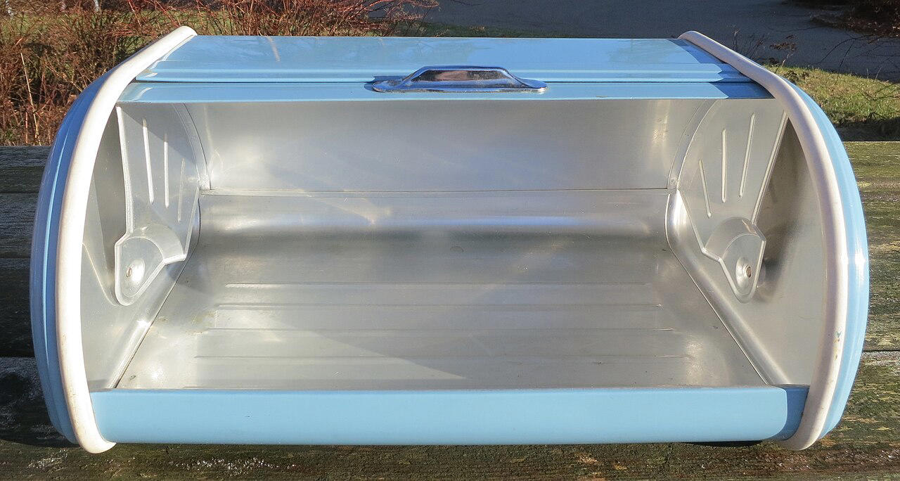 Metal Bread Boxes And Canister Sets 7 Vintage Kitchen Items from Grandma’s House Now Worth a Fortune, Jadeite Mixing Bowls And Dinnerware, Patterned Pyrex Nesting Bowls, Midcentury Cast Iron Skillets, Colorful Enamel Stockpots And Dutch Ovens, Retro Stand Mixers In Pastel Shades, Novelty Cookie Jars With Character, Metal Bread Boxes And Canister Sets