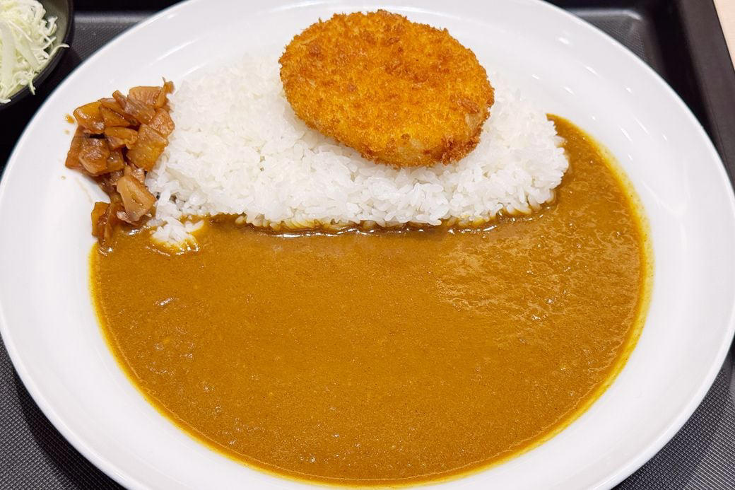 「マイカリー食堂」朝カレーは3メニュー、ルウは2種類, 割安感に感じる「企業側の強い意思」, オリジナルモーニングカレー540円を食す, カレーも人気の松屋が手がけ、店舗数は爆増中, 併設店だからこそ！ 選択肢の多い朝食が食べられる喜び, カレーも玉子かけごはんもアリ。券売機を眺めワクワク