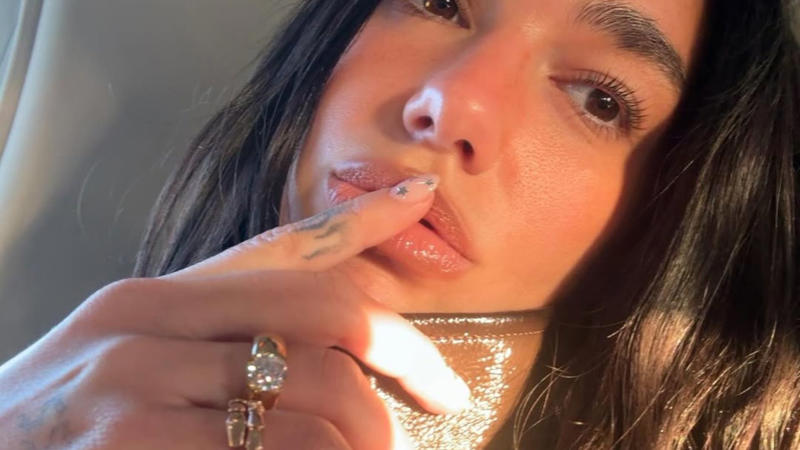 What Is Dua Lipa’s Engagement Ring Style Called? , Who Designed Dua Lipa’s Engagement Ring? , How Many Carats Is Dua Lipa’s Engagement Ring? , How Much Did Dua Lipa’s Engagement Ring Cost?