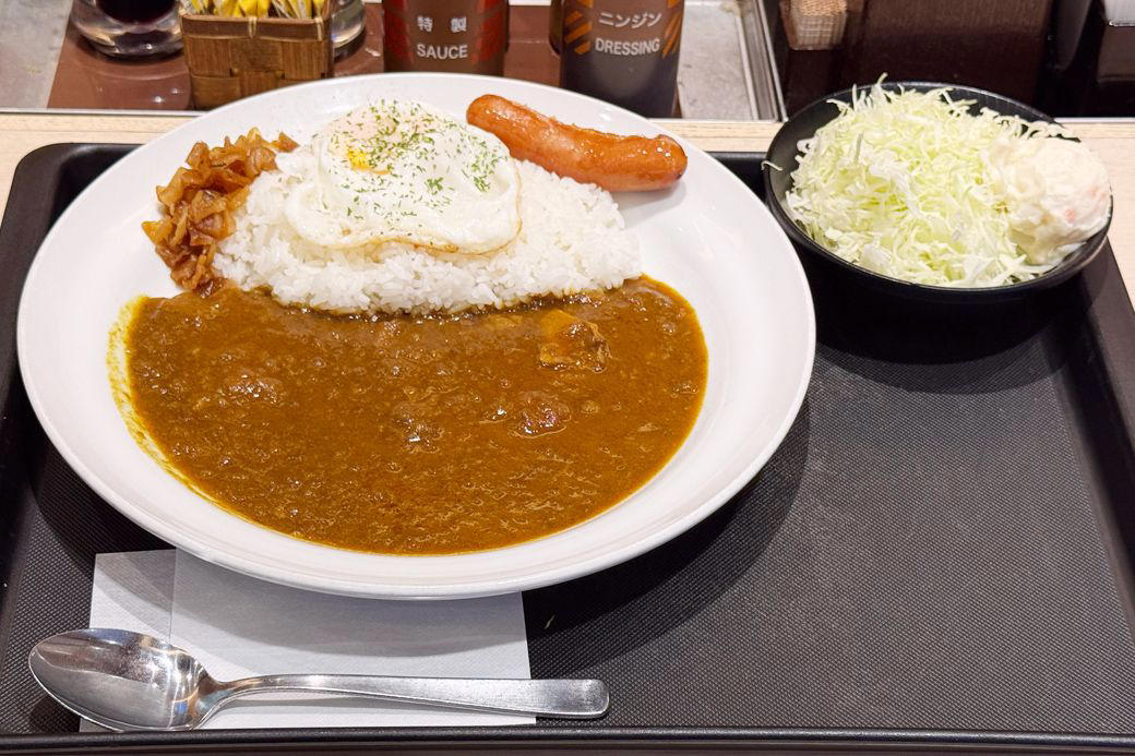 「マイカリー食堂」朝カレーは3メニュー、ルウは2種類, 割安感に感じる「企業側の強い意思」, オリジナルモーニングカレー540円を食す, カレーも人気の松屋が手がけ、店舗数は爆増中, 併設店だからこそ！ 選択肢の多い朝食が食べられる喜び, カレーも玉子かけごはんもアリ。券売機を眺めワクワク