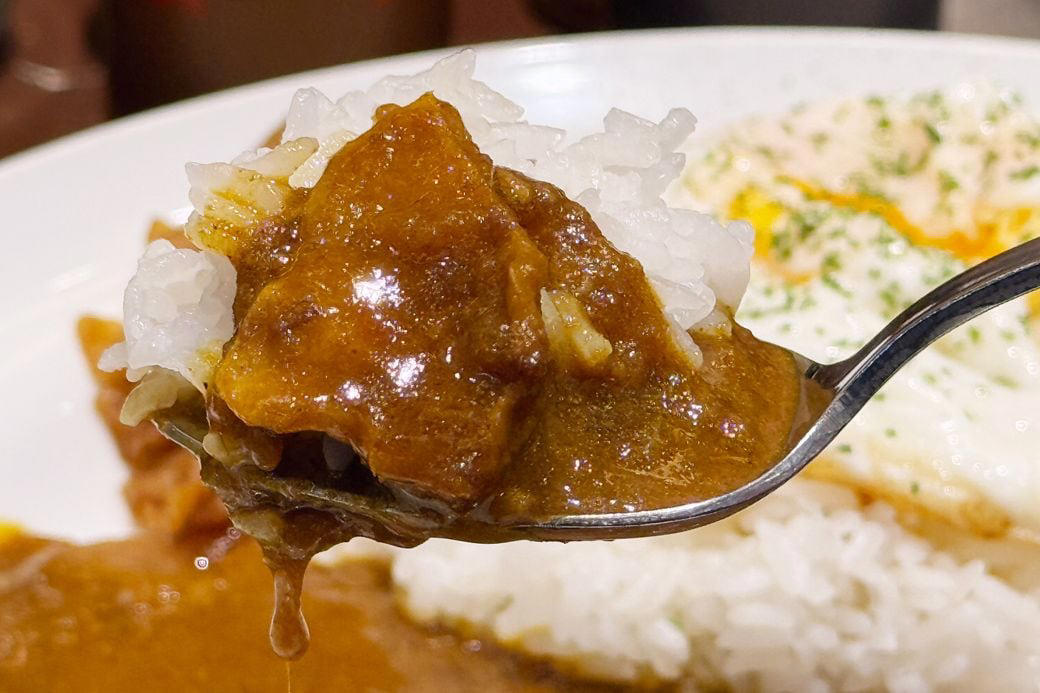 「マイカリー食堂」朝カレーは3メニュー、ルウは2種類, 割安感に感じる「企業側の強い意思」, オリジナルモーニングカレー540円を食す, カレーも人気の松屋が手がけ、店舗数は爆増中, 併設店だからこそ！ 選択肢の多い朝食が食べられる喜び, カレーも玉子かけごはんもアリ。券売機を眺めワクワク
