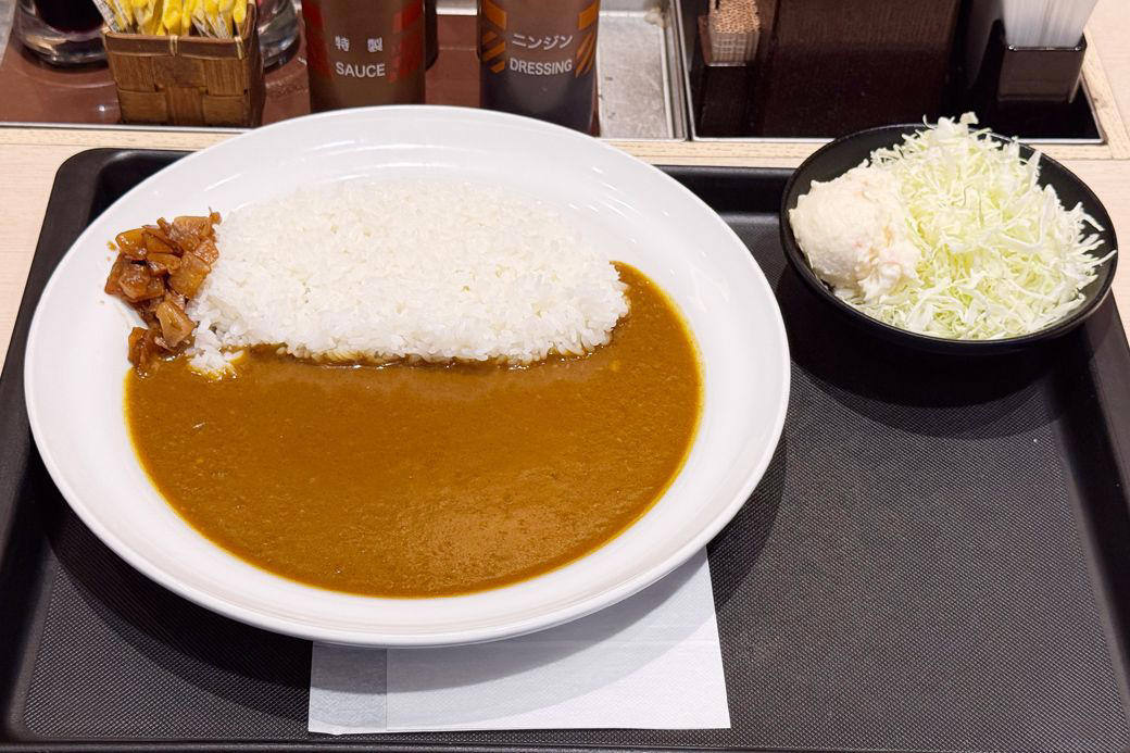 「マイカリー食堂」朝カレーは3メニュー、ルウは2種類, 割安感に感じる「企業側の強い意思」, オリジナルモーニングカレー540円を食す, カレーも人気の松屋が手がけ、店舗数は爆増中, 併設店だからこそ！ 選択肢の多い朝食が食べられる喜び, カレーも玉子かけごはんもアリ。券売機を眺めワクワク