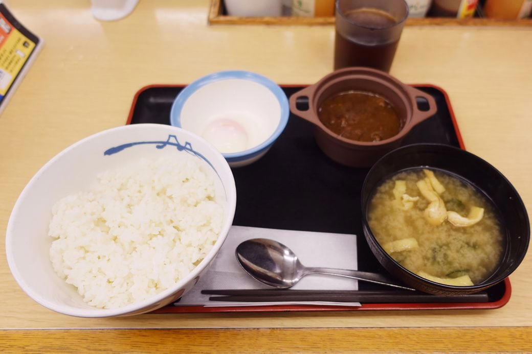 「マイカリー食堂」朝カレーは3メニュー、ルウは2種類, 割安感に感じる「企業側の強い意思」, オリジナルモーニングカレー540円を食す, カレーも人気の松屋が手がけ、店舗数は爆増中, 併設店だからこそ！ 選択肢の多い朝食が食べられる喜び, カレーも玉子かけごはんもアリ。券売機を眺めワクワク