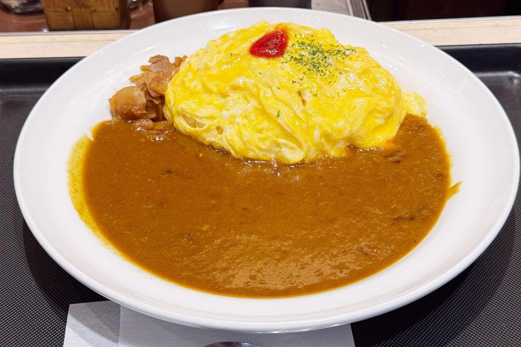 「マイカリー食堂」朝カレーは3メニュー、ルウは2種類, 割安感に感じる「企業側の強い意思」, オリジナルモーニングカレー540円を食す, カレーも人気の松屋が手がけ、店舗数は爆増中, 併設店だからこそ！ 選択肢の多い朝食が食べられる喜び, カレーも玉子かけごはんもアリ。券売機を眺めワクワク