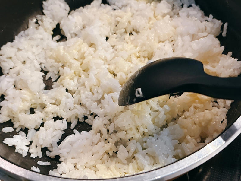 手順1．フライパンにマヨネーズを入れます, 手順2．ごはんをマヨネーズで炒めます, 手順3．ごはんを寄せて、といた卵を流し入れて炒め合わせます, 手順4．味付けをしたら完成！