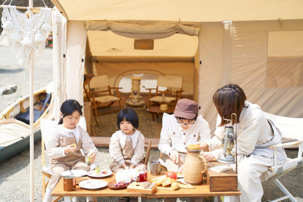 アウトドアテーブルの高さ調整機能のメリットとは？, 子どもから大人まで快適に使える, スタイル変更でキャンプの幅が広がる, 足や腰への負担を軽減できる, アウトドアテーブルに搭載されている高さ調整機能の注意点2つ, ① 高さ調整機能は段階数がある, ② 自由な幅で高さ調整できるわけではない, アウトドアテーブルの高さ調整機能の選び方, 素材と耐久性で選ぶ, 収納性・携行性で選ぶ, 高さ調整段階別おすすめアウトドアテーブル12選, 二段階高さ調整付きアウトドアテーブル5選, 三段階高さ調整付きアウトドアテーブル4選, 四段階／無段階高さ調整付きアウトドアテーブル3選, まとめ｜高さ調整機能付きアウトドアテーブルを活用してあなたのスタイルのキャンプを楽しもう