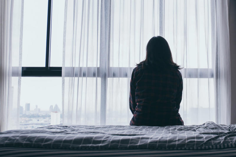 『親の愛情が足りていない人』の特徴５選, 1.自分に自信がない, 2.他者との距離感が不安定, 3.ストレスや不安に対して過敏になりがち, 4.感情表現やコントロールが苦手, 5.他者承認欲求が強い, 快適で健全な人間関係を構築するコツ, 親の愛情が足りていない人と接する際の注意点, 親からの愛情不足には『自己肯定感』が改善の鍵に