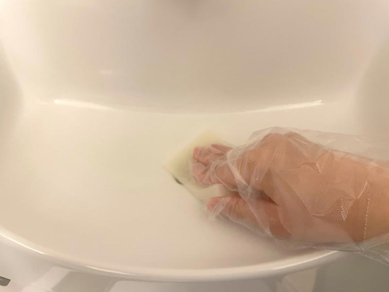 1．クエン酸スプレーを吹きかける, 2．ラップで湿布する, 3．スポンジでこする, 4．水拭きで仕上げる