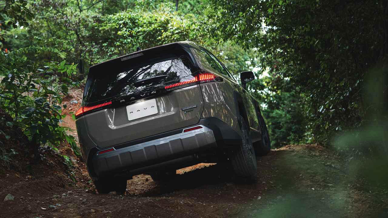 SUV戦国時代のいま、新型RAV4が選んだ大胆な方向転換, 「外で使うSUV」であることを視覚的に訴え, 電動化×知能化が変えたのは「性能」ではなく「体験の質」, 「高いSUV」ではない。SUVの基準を引き上げる存在だ