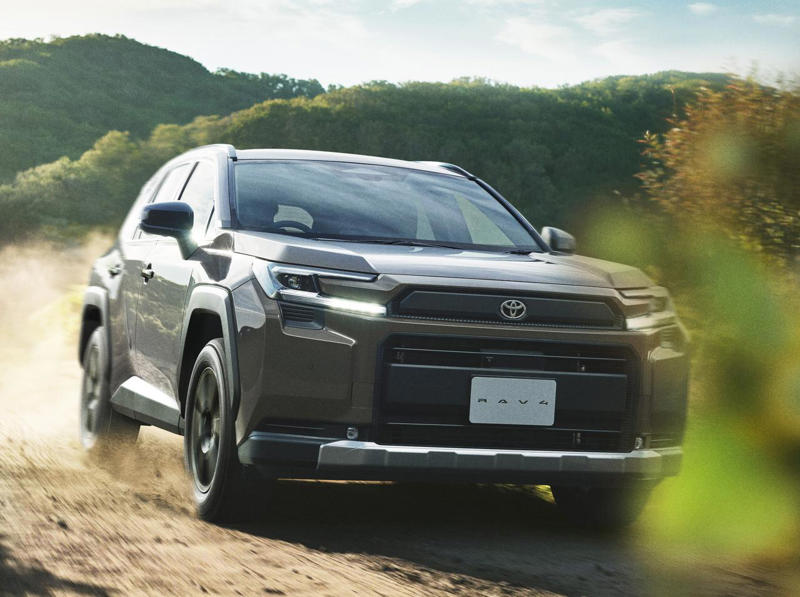 SUV戦国時代のいま、新型RAV4が選んだ大胆な方向転換, 「外で使うSUV」であることを視覚的に訴え, 電動化×知能化が変えたのは「性能」ではなく「体験の質」, 「高いSUV」ではない。SUVの基準を引き上げる存在だ