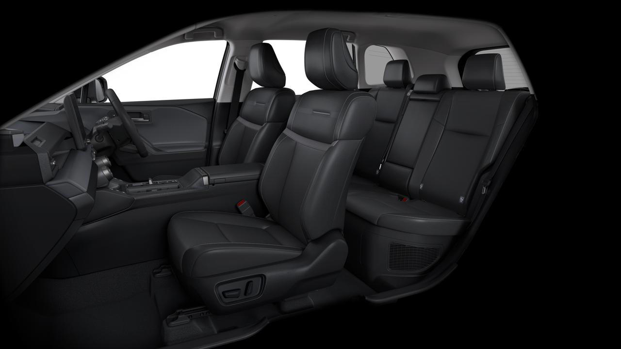 SUV戦国時代のいま、新型RAV4が選んだ大胆な方向転換, 「外で使うSUV」であることを視覚的に訴え, 電動化×知能化が変えたのは「性能」ではなく「体験の質」, 「高いSUV」ではない。SUVの基準を引き上げる存在だ