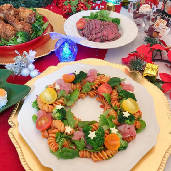 ・赤白緑のクリスマスカラーを取り入れる, ・クリスマスを連想する形に盛りつける, ・アイスのようなポテトサラダ, ・赤いマリネサラダ, ・クリスピーチキン, ・ローストビーフサンド, ・豚肩ロース・メレンゲ包み, ・子どもも好きな食材で作るちらし寿司