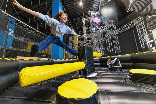 「VS PARK 横浜ワールドポーターズ店」(神奈川県横浜市), 「トランポリンパークMr.JUMP松戸店」(千葉県松戸市), 「CROSPO八王子店」(東京都八王子市), 「トンデミ横須賀」(神奈川県横須賀市), 「屋内・冒険の島 ドコドコ 立川高島屋S.C.」(東京都立川市), 「あそびパークPLUS ラゾーナ川崎店」(神奈川県川崎市), 「ファンタジーキッズリゾート多摩」(東京都多摩市), 「ASOBooN」(埼玉県川口市)