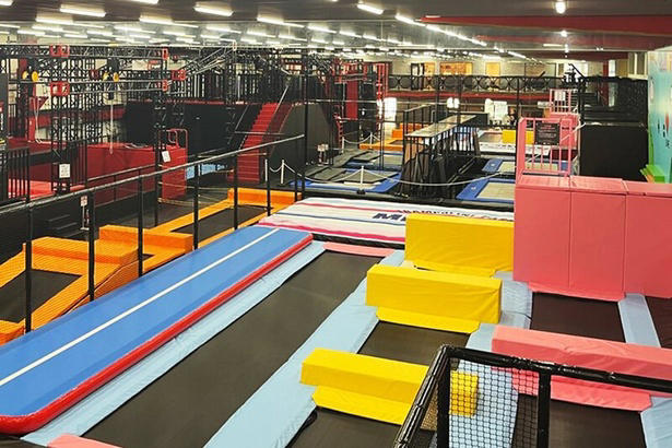 「VS PARK 横浜ワールドポーターズ店」(神奈川県横浜市), 「トランポリンパークMr.JUMP松戸店」(千葉県松戸市), 「CROSPO八王子店」(東京都八王子市), 「トンデミ横須賀」(神奈川県横須賀市), 「屋内・冒険の島 ドコドコ 立川高島屋S.C.」(東京都立川市), 「あそびパークPLUS ラゾーナ川崎店」(神奈川県川崎市), 「ファンタジーキッズリゾート多摩」(東京都多摩市), 「ASOBooN」(埼玉県川口市)
