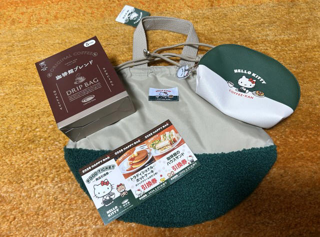 ・「ハローキティ×珈琲館 ハッピーバッグ2026」税込4980円, ・キティちゃんずくめ, ・トートバッグにポーチ, ・ドリップバッグに商品引換券も, ・オンラインストアでも購入できるが…
