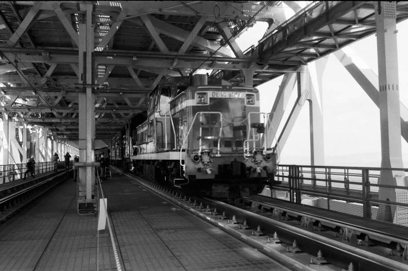 瀬戸内海の絶景を車窓から楽しむ瀬戸大橋線（本四備讃線／JR西日本・JR四国）, 瀬戸大橋線の歴史, ギネス世界記録に認定された瀬戸大橋を渡る, 宇高連絡船と同時に開業した宇野線, 瀬戸大橋線の車両, アンパンマン列車も人気の特急＆トロッコ列車, 2階建てグリーン車で眺望抜群 快速〔マリンライナー〕, 瀬戸大橋線の見どころ, 新幹線に対応した独特の車窓風景に, 方面別に分岐する宇多津駅デルタ線, 瀬戸大橋線（本四備讃線／JR西日本・JR四国）データ