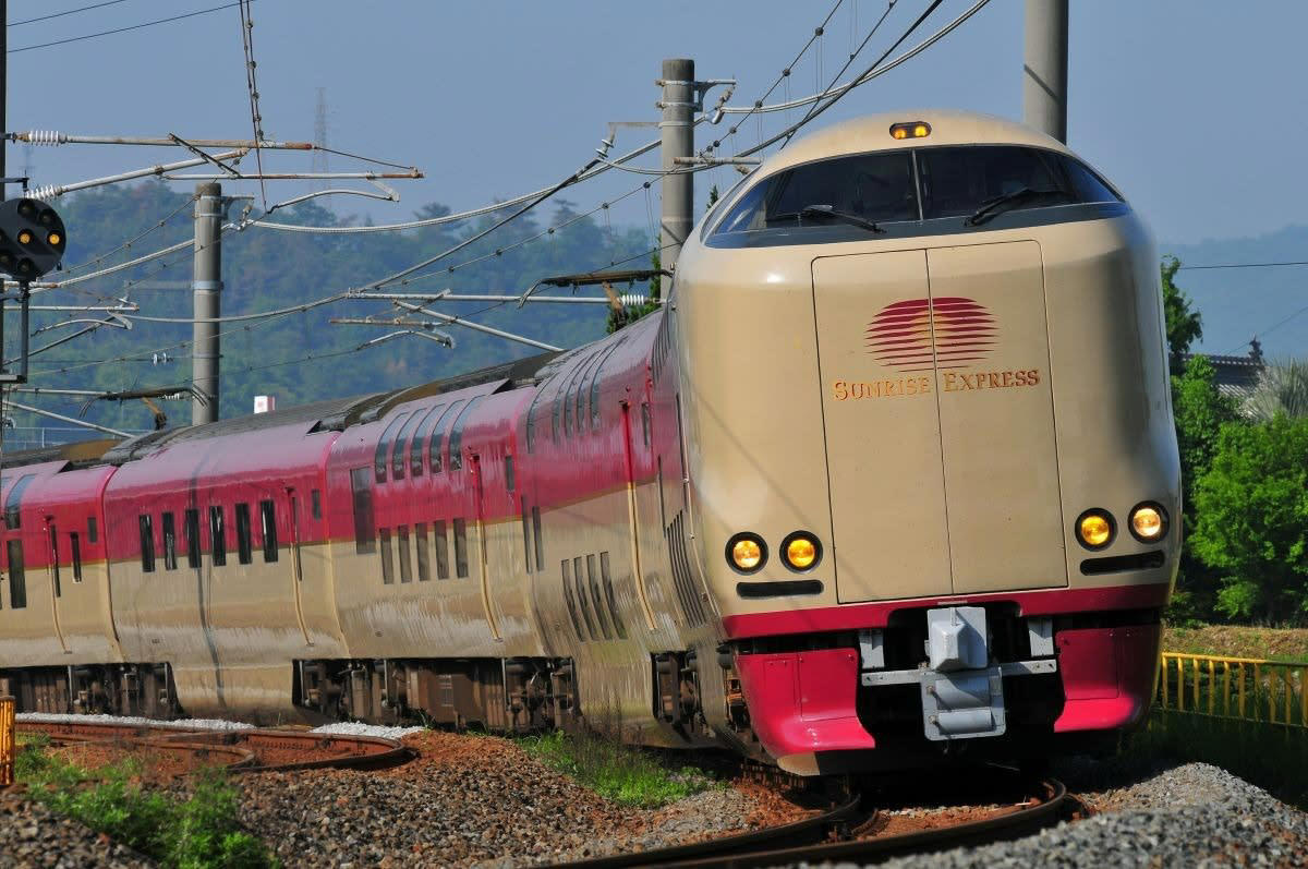 瀬戸内海の絶景を車窓から楽しむ瀬戸大橋線（本四備讃線／JR西日本・JR四国）, 瀬戸大橋線の歴史, ギネス世界記録に認定された瀬戸大橋を渡る, 宇高連絡船と同時に開業した宇野線, 瀬戸大橋線の車両, アンパンマン列車も人気の特急＆トロッコ列車, 2階建てグリーン車で眺望抜群 快速〔マリンライナー〕, 瀬戸大橋線の見どころ, 新幹線に対応した独特の車窓風景に, 方面別に分岐する宇多津駅デルタ線, 瀬戸大橋線（本四備讃線／JR西日本・JR四国）データ