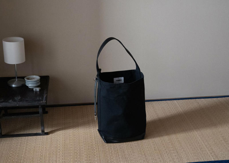 1：シックなデザインの数珠、数珠袋、袱紗（ふくさ）, 2：ピューター（しろめ）のトレイ, 3：ほうろう容器のフタ, 4：バケツ型のバッグ, 5：黒い片口（かたくち）