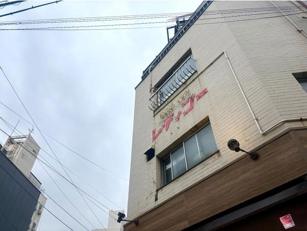 下町の雰囲気を色濃く残す街並み, 遊び心満載の店内とスタッフの笑顔に心がほどける, 驚くほど柔らかな“西成ホルモン”に感動！, 一人でも子どもでも、老若男女大歓迎！