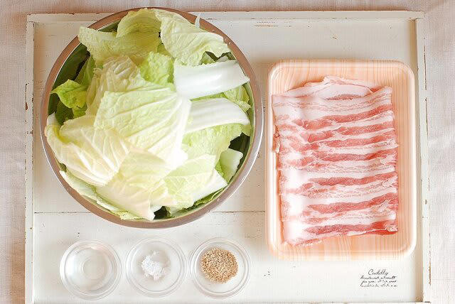 簡単あったかおかずを作るのにかかる時間, 簡単あったかおかずのカロリー, ホットプレートで蒸すだけ！豚バラと白菜の重ね蒸し, 豚バラと白菜の重ね蒸しの材料（2人分）, 豚バラと白菜の重ね蒸しの作り方, 体の芯まで温まる！玉ねぎと卵の生姜煮, 玉ねぎと卵の生姜煮の材料（2人分）, 玉ねぎと卵の生姜煮の作り方, トースターにお任せ！餅の明太クリームグラタン, 餅の明太クリームグラタンの材料（1人分）, 餅の明太クリームグラタンの作り方