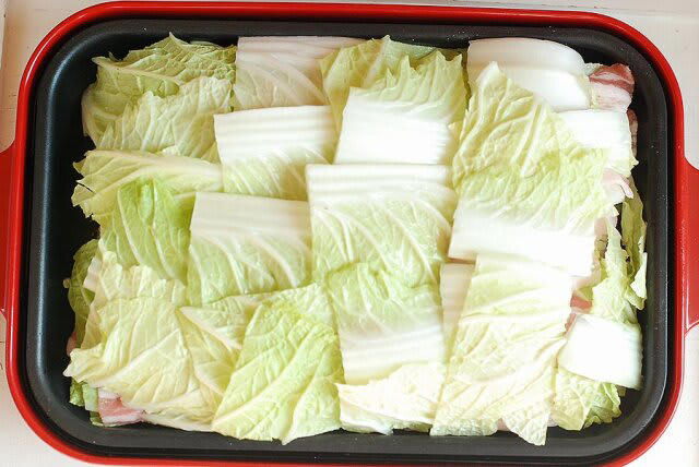 簡単あったかおかずを作るのにかかる時間, 簡単あったかおかずのカロリー, ホットプレートで蒸すだけ！豚バラと白菜の重ね蒸し, 豚バラと白菜の重ね蒸しの材料（2人分）, 豚バラと白菜の重ね蒸しの作り方, 体の芯まで温まる！玉ねぎと卵の生姜煮, 玉ねぎと卵の生姜煮の材料（2人分）, 玉ねぎと卵の生姜煮の作り方, トースターにお任せ！餅の明太クリームグラタン, 餅の明太クリームグラタンの材料（1人分）, 餅の明太クリームグラタンの作り方