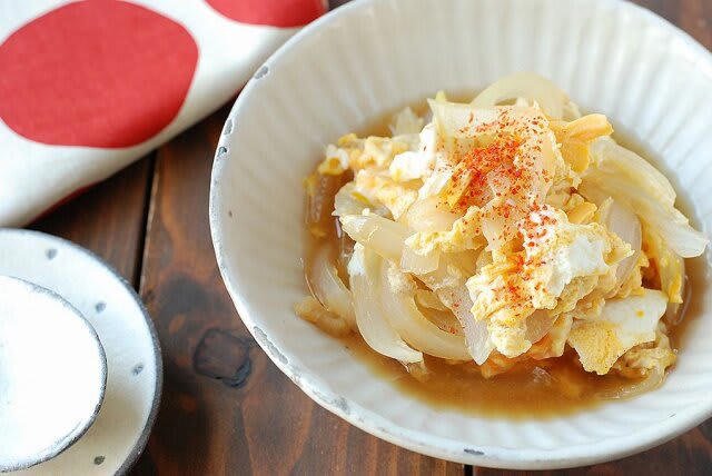 簡単あったかおかずを作るのにかかる時間, 簡単あったかおかずのカロリー, ホットプレートで蒸すだけ！豚バラと白菜の重ね蒸し, 豚バラと白菜の重ね蒸しの材料（2人分）, 豚バラと白菜の重ね蒸しの作り方, 体の芯まで温まる！玉ねぎと卵の生姜煮, 玉ねぎと卵の生姜煮の材料（2人分）, 玉ねぎと卵の生姜煮の作り方, トースターにお任せ！餅の明太クリームグラタン, 餅の明太クリームグラタンの材料（1人分）, 餅の明太クリームグラタンの作り方