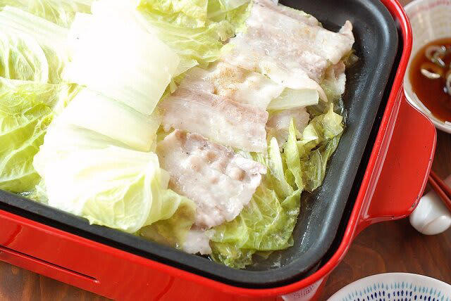 簡単あったかおかずを作るのにかかる時間, 簡単あったかおかずのカロリー, ホットプレートで蒸すだけ！豚バラと白菜の重ね蒸し, 豚バラと白菜の重ね蒸しの材料（2人分）, 豚バラと白菜の重ね蒸しの作り方, 体の芯まで温まる！玉ねぎと卵の生姜煮, 玉ねぎと卵の生姜煮の材料（2人分）, 玉ねぎと卵の生姜煮の作り方, トースターにお任せ！餅の明太クリームグラタン, 餅の明太クリームグラタンの材料（1人分）, 餅の明太クリームグラタンの作り方