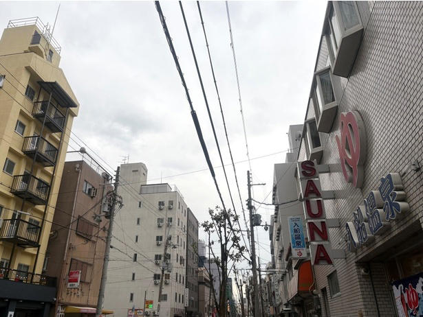 下町の雰囲気を色濃く残す街並み, 遊び心満載の店内とスタッフの笑顔に心がほどける, 驚くほど柔らかな“西成ホルモン”に感動！, 一人でも子どもでも、老若男女大歓迎！