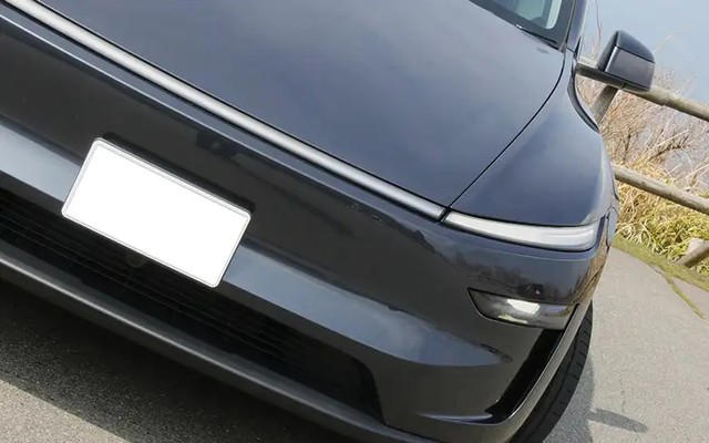 世界で最も売れた電気自動車 テスラ モデルY, モデルYはマイナーチェンジでまったく異なる外観デザインに変更, シフトレバーさえ無くした斬新インテリア, 新型モデルYはタッチスクリーンの操作性に賛否両論！？, 装備充実、快適性もアップしたマイナーチェンジ, 新型モデルYは静粛性が大幅に向上！, 大トルクでドーン！と加速するロングレンジAWD, 重いのに軽快なハンドリング。新型モデルYは乗り心地もより快適に！, アジア勢に負けない神コスパBEVがモデルY, テスラ モデルYの新車価格, テスラ モデルY のスペック（航続距離、サイズなど）