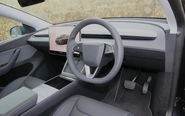 世界で最も売れた電気自動車 テスラ モデルY, モデルYはマイナーチェンジでまったく異なる外観デザインに変更, シフトレバーさえ無くした斬新インテリア, 新型モデルYはタッチスクリーンの操作性に賛否両論！？, 装備充実、快適性もアップしたマイナーチェンジ, 新型モデルYは静粛性が大幅に向上！, 大トルクでドーン！と加速するロングレンジAWD, 重いのに軽快なハンドリング。新型モデルYは乗り心地もより快適に！, アジア勢に負けない神コスパBEVがモデルY, テスラ モデルYの新車価格, テスラ モデルY のスペック（航続距離、サイズなど）