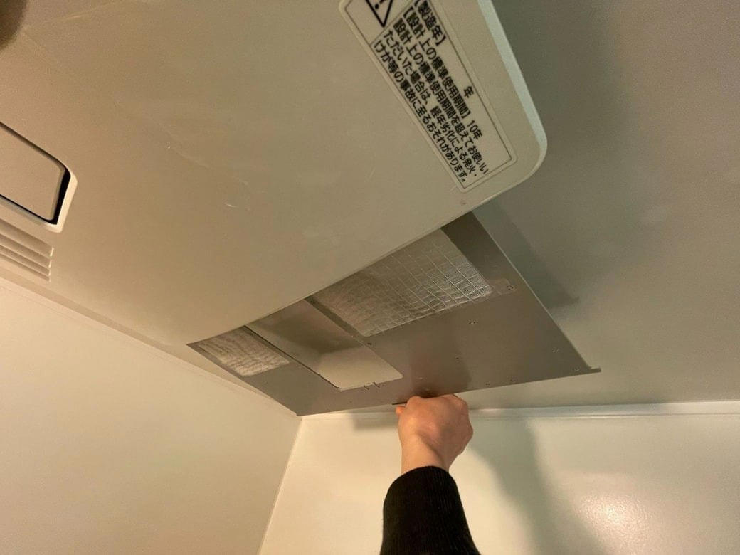 教えてくれたのは……タスカジのみけままさん, お風呂の「見逃しがちな汚れスポット」3つ, 1．浴室乾燥フィルター, 3．洗面所とお風呂の境目（ドア下の枠）