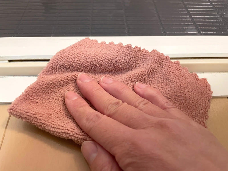 教えてくれたのは……タスカジのみけままさん, お風呂の「見逃しがちな汚れスポット」3つ, 1．浴室乾燥フィルター, 3．洗面所とお風呂の境目（ドア下の枠）