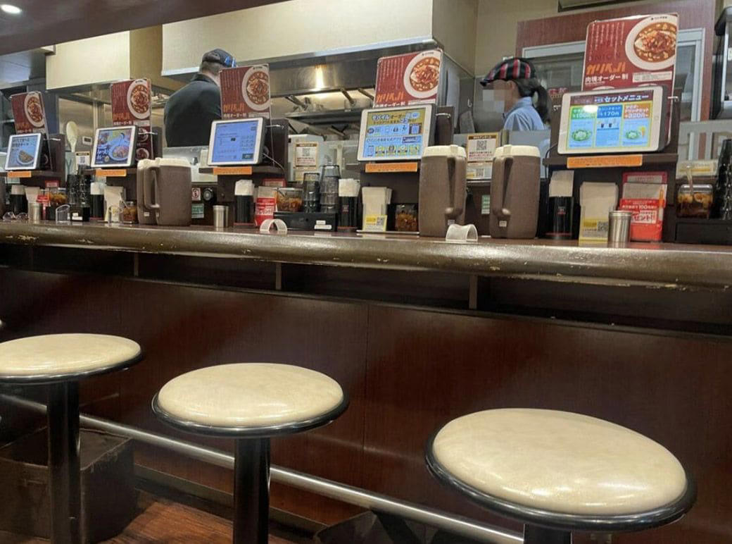 CoCo壱カレーに染み付いた「高い」というイメージ, CoCo壱は「客単価を上げ、客数減少を補填している」, なぜ「高い」「損をしている」と思われてしまうのか, 「選択」という名の労働が顧客満足度を下げる, 価格と満足度のバランスを見直す時期にきている