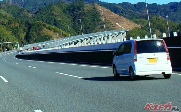 SNSで噴出する追い越し車線居座りドライバーへの不満の数々, 追い越し車線に居座り続けるのは違反です, パッシングや右ウインカーは今やみかけない, 追い越し車線に居座り続けるクルマ的対処法