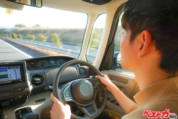 SNSで噴出する追い越し車線居座りドライバーへの不満の数々, 追い越し車線に居座り続けるのは違反です, パッシングや右ウインカーは今やみかけない, 追い越し車線に居座り続けるクルマ的対処法