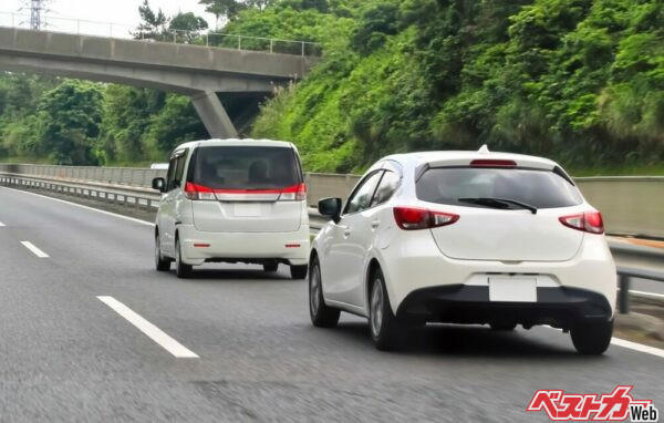 SNSで噴出する追い越し車線居座りドライバーへの不満の数々, 追い越し車線に居座り続けるのは違反です, パッシングや右ウインカーは今やみかけない, 追い越し車線に居座り続けるクルマ的対処法