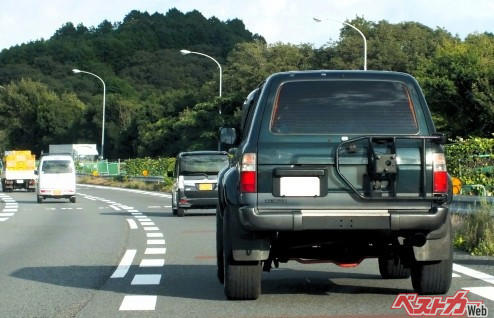 SNSで噴出する追い越し車線居座りドライバーへの不満の数々, 追い越し車線に居座り続けるのは違反です, パッシングや右ウインカーは今やみかけない, 追い越し車線に居座り続けるクルマ的対処法