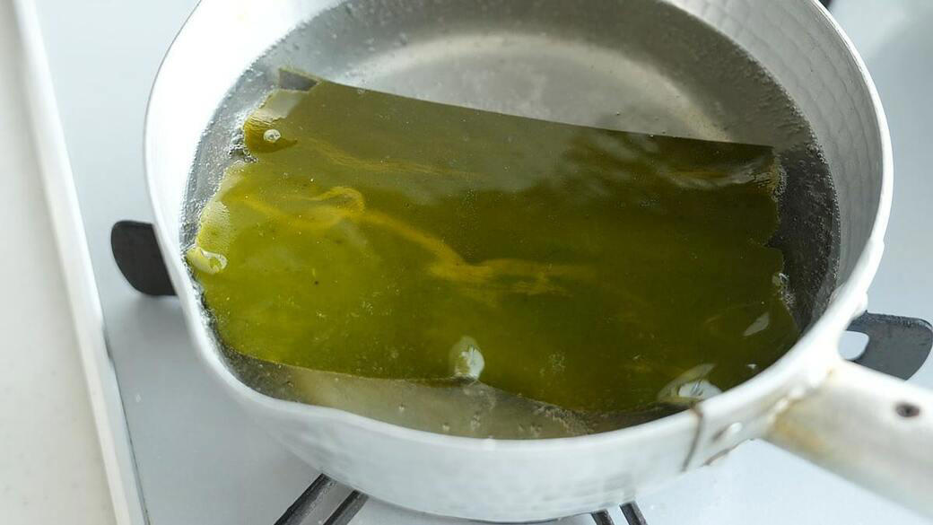 もち米100％の餅を使うのがおすすめ, 真昆布か羅臼昆布を使ってほしい理由, 雑煮を澄んだ味に仕上げるコツ, 盛り付けのルールは食材をそろえること