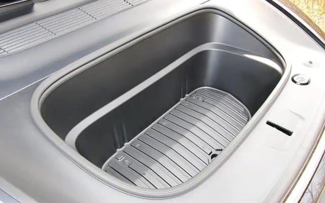 世界で最も売れた電気自動車 テスラ モデルY, モデルYはマイナーチェンジでまったく異なる外観デザインに変更, シフトレバーさえ無くした斬新インテリア, 新型モデルYはタッチスクリーンの操作性に賛否両論！？, 装備充実、快適性もアップしたマイナーチェンジ, 新型モデルYは静粛性が大幅に向上！, 大トルクでドーン！と加速するロングレンジAWD, 重いのに軽快なハンドリング。新型モデルYは乗り心地もより快適に！, アジア勢に負けない神コスパBEVがモデルY, テスラ モデルYの新車価格, テスラ モデルY のスペック（航続距離、サイズなど）