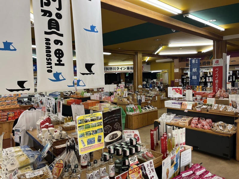 新潟ドライブで立ち寄りたい！おすすめ道の駅5選, 1. 全国屈指の絶景！見る者すべてを圧倒する道の駅, 道の駅 笹川流れ（村上市） , 2. 絶景・温泉・宿泊まで！見どころ満載の道の駅, 道の駅 うみてらす名立（上越市）, 3.究極の道の駅!? 手ぶらキャンプも楽しめる超高品質駅, 道の駅 国上（燕市） , 4. 道の駅で宝探し!? 日本海のお宝に出会えるかも, 道の駅 親不知ピアパーク（糸魚川市）, 5. 超レア体験！阿賀野川を川下りできる道の駅, 道の駅 阿賀の里（阿賀町）, “景色、食事、そして体験も楽しめる新潟県の道の駅
