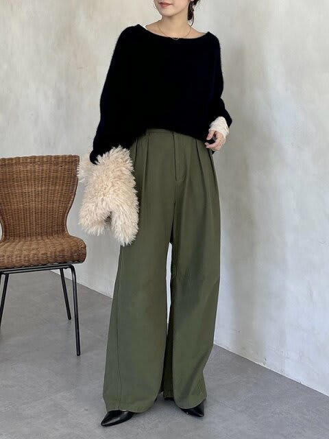 ポロ襟のネイビーニット×タイトスカートで上品に今っぽく！, ブルーのデニムと合わせて軽やかに, ネイビー×カーキの配色でほどよく抜けのあるバランスに, 白のワイドパンツを合わせてぐっと爽やかな大人スタイルに, ネイビー×ブルー×グレーでまとめて知的な印象に