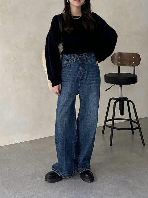 ポロ襟のネイビーニット×タイトスカートで上品に今っぽく！, ブルーのデニムと合わせて軽やかに, ネイビー×カーキの配色でほどよく抜けのあるバランスに, 白のワイドパンツを合わせてぐっと爽やかな大人スタイルに, ネイビー×ブルー×グレーでまとめて知的な印象に