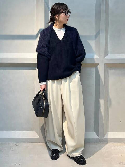 ポロ襟のネイビーニット×タイトスカートで上品に今っぽく！, ブルーのデニムと合わせて軽やかに, ネイビー×カーキの配色でほどよく抜けのあるバランスに, 白のワイドパンツを合わせてぐっと爽やかな大人スタイルに, ネイビー×ブルー×グレーでまとめて知的な印象に