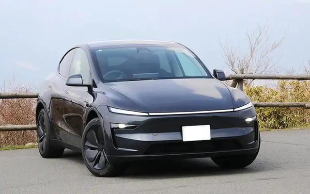 世界で最も売れた電気自動車 テスラ モデルY, モデルYはマイナーチェンジでまったく異なる外観デザインに変更, シフトレバーさえ無くした斬新インテリア, 新型モデルYはタッチスクリーンの操作性に賛否両論！？, 装備充実、快適性もアップしたマイナーチェンジ, 新型モデルYは静粛性が大幅に向上！, 大トルクでドーン！と加速するロングレンジAWD, 重いのに軽快なハンドリング。新型モデルYは乗り心地もより快適に！, アジア勢に負けない神コスパBEVがモデルY, テスラ モデルYの新車価格, テスラ モデルY のスペック（航続距離、サイズなど）
