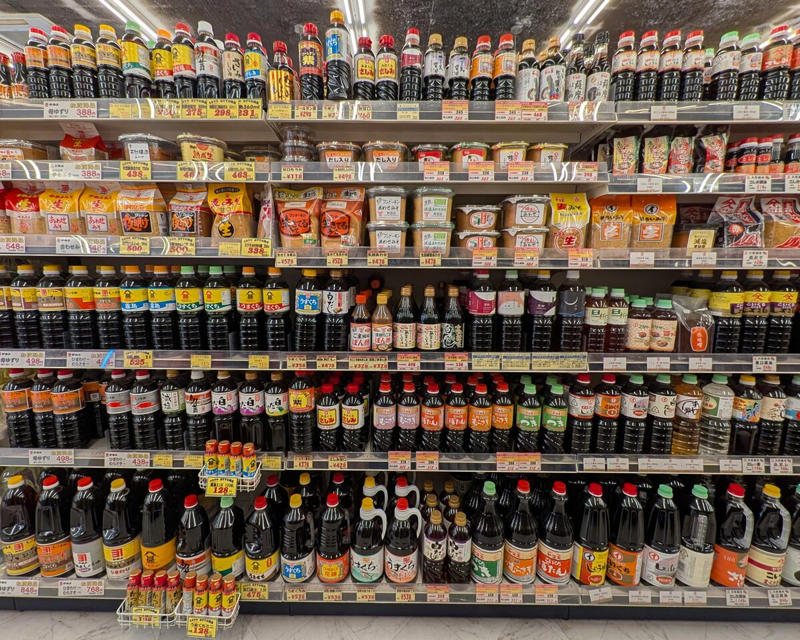 鹿児島ご当地スーパーは「調味料」も狙い目, 1：九州といえば！の「甘口しょうゆ」, 2：さわやかな香りと甘さが特長の「麦みそ」, 3：ミネサキオリジナルの「ドレッシング」, 4：絶品お肉と楽しみたい「焼き肉のタレ」