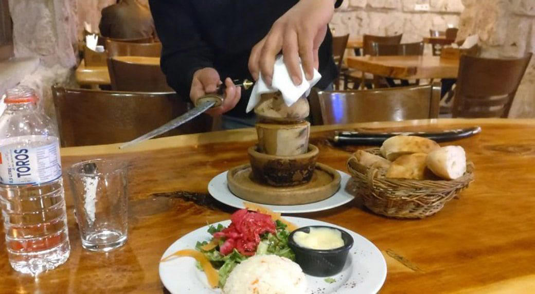 トナカイの肉はビールに合う？　日本人が知らない海外飯の魅力,  5位は〇〇〇のステーキ。背中に乗った後にいただきました , 4位の「タルタル」はネギトロみたいな食感。しかし材料は…, 3位は過去最悪で面白かった「badモーニング」,  2位は“白色の大玉”がドスンと乗っている本場の○○ , 1位は壺料理。大型ナイフを使ったパフォーマンスが最高すぎた, （余談）壺があったら入りたい…