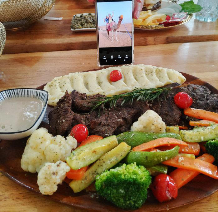 トナカイの肉はビールに合う？　日本人が知らない海外飯の魅力,  5位は〇〇〇のステーキ。背中に乗った後にいただきました , 4位の「タルタル」はネギトロみたいな食感。しかし材料は…, 3位は過去最悪で面白かった「badモーニング」,  2位は“白色の大玉”がドスンと乗っている本場の○○ , 1位は壺料理。大型ナイフを使ったパフォーマンスが最高すぎた, （余談）壺があったら入りたい…