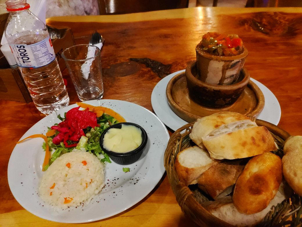 トナカイの肉はビールに合う？　日本人が知らない海外飯の魅力,  5位は〇〇〇のステーキ。背中に乗った後にいただきました , 4位の「タルタル」はネギトロみたいな食感。しかし材料は…, 3位は過去最悪で面白かった「badモーニング」,  2位は“白色の大玉”がドスンと乗っている本場の○○ , 1位は壺料理。大型ナイフを使ったパフォーマンスが最高すぎた, （余談）壺があったら入りたい…